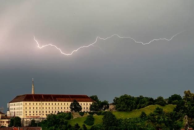 News Themen der Woche KW26 News Bilder des Tages Wetter, Gewitter, Blitz 26.06.2025, Linz, AUT, Wetter, Unwetter, Gewitter, im Bild Blitze, Blitz ueber der Stadt, Wolken, Himmel, Leuchten Oberoesterreich *** weather, thunderstorm, lightning 26 06 2025, Linz, AUT, weather, storm, thunderstorm, in the picture lightning, lightning over the city, clouds, sky, lights Upper Austria Blitz, Gewitter, 26.06.2025-3