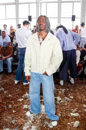 Font row du défilé BLUEMARBLE de la mode homme Printemps Été 2026 dans le cadre de la Fashion Week de Paris à la Sorbonne Chukwuka Ekweani CKay au font row du défilé BLUEMARBLE de la mode homme Printemps Été 2026 dans le cadre de la Fashion Week de Paris à la Sorbonne, à Paris, France, le 26 juin 2025 Christophe Clovis Bestimage Celebs attending the Bluemarble Menswear Spring Summer 2026 show as part of Paris Fashion Week on June 26, 2025 in Paris, France Paris France  Copyright: xChristophexClovisx xBestimagexChristophexClovisx xBestimagex