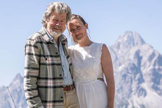 Entertainment Themen der Woche KW26 Bilder des Jahres 2025, Entertainment 06 Juni Entertainment Bilder des Tages Sexten 26.06.2025, Helmjet, Sexten, ITA, Eröffnung Reinhold Messner Haus, Medientermin, im Bild v.l. Reinhold und Diane Messner left to right: Reinhold and Diane Messner during a media event on the opening of the Reinhold Messner House at the Helmjet in Sexten, Austria on 2025 06 26. Expa *** Sesto 26 06 2025, Helmjet, Sesto, ITA, Opening Reinhold Messner House, media event, in the picture from left to right Reinhold and Diane Messner left to right Reinhold and Diane Messner during a media event on the opening of the Reinhold Messner House at the Helmjet in Sesto, Austria on 2025 06 26 Expa  EP_gro
