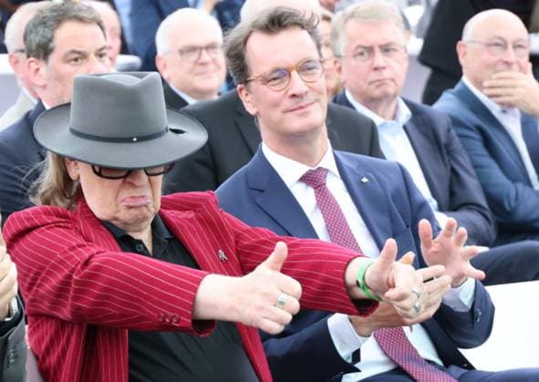 Entertainment Themen der Woche KW26 Entertainment Bilder des Tages Lindenberg in Oberhausen 26.06.2025 Germany, Oberhausen, Schloss Oberhausen, Ausstellungseröffnung mit Arbeiten von und mit Udo Lindenberg, finanziert von der Brost Stiftung, Udo Lindenberg mit Mini Konzert und vielen Malereien sowie Die Ausstellung Kometenhaft panisch – Likörelle, Udogramme, nackte Akte & viel mehr wird am 26. Juni mit einer Auftaktveranstaltung von der Brost-Stiftung in der LUWDIGGALERIE Schloss Oberhausen eröffnet. Programm: Ab 18 Uhr Einlass für Medienvertreter 18:30 Uhr Beginn der Veranstaltung, moderiert von Sabine Heinrich Begrüßung: Prof. Bodo Hombach, Vorsitzender des Vorstands der Brost-Stiftung Grußwort: Daniel Schranz, Oberbürgermeister der Stadt Oberhausen Einführung: Dr. Christine Vogt, Direktorin der LUDWIG