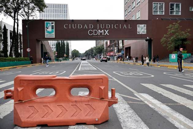 Mexiko, Proteste vor Forensischem Istitut, INCIFO, in Mexiko-Stadt June 26, 2025, Mexico, Cdmx, Mexico: The Mexico City Institute of Forensic Sciences (INCIFO) is the institution responsible for receiving people who die from accidents, murders, or various situations or crimes under investigation. There are currently complaints about the mistreatment of bodies arriving at this facility. In addition, the entire Mexico City judicial system is on strike demanding better working conditions and a pay raise. Mexico Mexico - ZUMAp204 20250626_zip_p204_041 Copyright: xJosuexPerezx