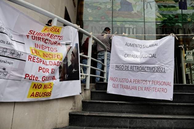 Mexiko, Proteste vor Forensischem Istitut, INCIFO, in Mexiko-Stadt June 26, 2025, Mexico, Cdmx, Mexico: The Mexico City Institute of Forensic Sciences (INCIFO) is the institution responsible for receiving people who die from accidents, murders, or various situations or crimes under investigation. There are currently complaints about the mistreatment of bodies arriving at this facility. In addition, the entire Mexico City judicial system is on strike demanding better working conditions and a pay raise. Mexico Mexico - ZUMAp204 20250626_zip_p204_047 Copyright: xJosuexPerezx