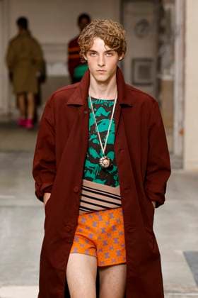 Défilé Dries Van Noten Collection Homme Prêt à Porter Printemps Eté 2026 lors de la Fashion Week de Paris PFW Défilé Dries Van Noten Collection Homme Prêt à Porter Printemps Eté 2026 lors de la Fashion Week de Paris, le 26 juin 2025 Dries Van Noten Fashion Show Men Ready to Wear Spring Summer 2026 Collection at Paris Fashion Week on june 26th 2025 Paris France  Copyright: xAgencex xBestimagexAgencex xBestimagex