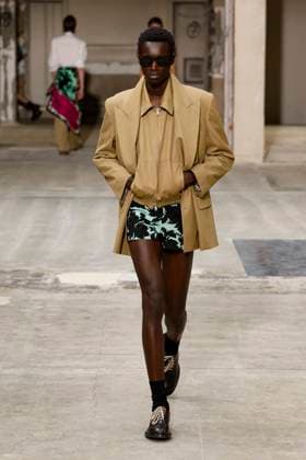 Défilé Dries Van Noten Collection Homme Prêt à Porter Printemps Eté 2026 lors de la Fashion Week de Paris PFW Défilé Dries Van Noten Collection Homme Prêt à Porter Printemps Eté 2026 lors de la Fashion Week de Paris, le 26 juin 2025 Dries Van Noten Fashion Show Men Ready to Wear Spring Summer 2026 Collection at Paris Fashion Week on june 26th 2025 Paris France  Copyright: xAgencex xBestimagexAgencex xBestimagex