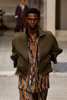 Défilé Dries Van Noten Collection Homme Prêt à Porter Printemps Eté 2026 lors de la Fashion Week de Paris PFW Défilé Dries Van Noten Collection Homme Prêt à Porter Printemps Eté 2026 lors de la Fashion Week de Paris, le 26 juin 2025 Dries Van Noten Fashion Show Men Ready to Wear Spring Summer 2026 Collection at Paris Fashion Week on june 26th 2025 Paris France  Copyright: xAgencex xBestimagexAgencex xBestimagex