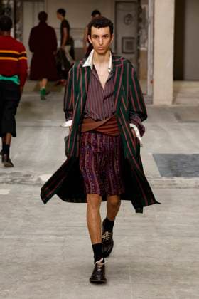 Défilé Dries Van Noten Collection Homme Prêt à Porter Printemps Eté 2026 lors de la Fashion Week de Paris PFW Défilé Dries Van Noten Collection Homme Prêt à Porter Printemps Eté 2026 lors de la Fashion Week de Paris, le 26 juin 2025 Dries Van Noten Fashion Show Men Ready to Wear Spring Summer 2026 Collection at Paris Fashion Week on june 26th 2025 Paris France  Copyright: xAgencex xBestimagexAgencex xBestimagex
