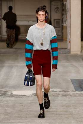 Défilé Dries Van Noten Collection Homme Prêt à Porter Printemps Eté 2026 lors de la Fashion Week de Paris PFW Défilé Dries Van Noten Collection Homme Prêt à Porter Printemps Eté 2026 lors de la Fashion Week de Paris, le 26 juin 2025 Dries Van Noten Fashion Show Men Ready to Wear Spring Summer 2026 Collection at Paris Fashion Week on june 26th 2025 Paris France  Copyright: xAgencex xBestimagexAgencex xBestimagex
