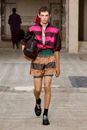 Défilé Dries Van Noten Collection Homme Prêt à Porter Printemps Eté 2026 lors de la Fashion Week de Paris PFW Défilé Dries Van Noten Collection Homme Prêt à Porter Printemps Eté 2026 lors de la Fashion Week de Paris, le 26 juin 2025 Dries Van Noten Fashion Show Men Ready to Wear Spring Summer 2026 Collection at Paris Fashion Week on june 26th 2025 Paris France  Copyright: xAgencex xBestimagexAgencex xBestimagex