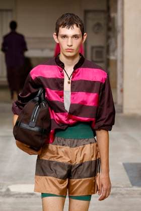 Défilé Dries Van Noten Collection Homme Prêt à Porter Printemps Eté 2026 lors de la Fashion Week de Paris PFW Défilé Dries Van Noten Collection Homme Prêt à Porter Printemps Eté 2026 lors de la Fashion Week de Paris, le 26 juin 2025 Dries Van Noten Fashion Show Men Ready to Wear Spring Summer 2026 Collection at Paris Fashion Week on june 26th 2025 Paris France  Copyright: xAgencex xBestimagexAgencex xBestimagex