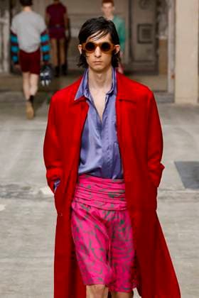 Défilé Dries Van Noten Collection Homme Prêt à Porter Printemps Eté 2026 lors de la Fashion Week de Paris PFW Défilé Dries Van Noten Collection Homme Prêt à Porter Printemps Eté 2026 lors de la Fashion Week de Paris, le 26 juin 2025 Dries Van Noten Fashion Show Men Ready to Wear Spring Summer 2026 Collection at Paris Fashion Week on june 26th 2025 Paris France  Copyright: xAgencex xBestimagexAgencex xBestimagex