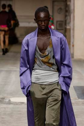 Défilé Dries Van Noten Collection Homme Prêt à Porter Printemps Eté 2026 lors de la Fashion Week de Paris PFW Défilé Dries Van Noten Collection Homme Prêt à Porter Printemps Eté 2026 lors de la Fashion Week de Paris, le 26 juin 2025 Dries Van Noten Fashion Show Men Ready to Wear Spring Summer 2026 Collection at Paris Fashion Week on june 26th 2025 Paris France  Copyright: xAgencex xBestimagexAgencex xBestimagex