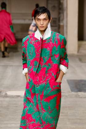 Défilé Dries Van Noten Collection Homme Prêt à Porter Printemps Eté 2026 lors de la Fashion Week de Paris PFW Défilé Dries Van Noten Collection Homme Prêt à Porter Printemps Eté 2026 lors de la Fashion Week de Paris, le 26 juin 2025 Dries Van Noten Fashion Show Men Ready to Wear Spring Summer 2026 Collection at Paris Fashion Week on june 26th 2025 Paris France  Copyright: xAgencex xBestimagexAgencex xBestimagex