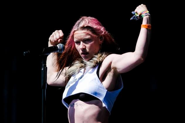 Entertainment Themen der Woche KW26 Entertainment Bilder des Tages Rhian Teasdale von Wet Leg live auf dem Glastonbury Festival 2025 auf der Worthy Farm. Pilton, 27.06.2025 *** Rhian Teasdale from Wet Leg live at Glastonbury Festival 2025 at Worthy Farm Pilton, 27 06 2025 Foto:xJ.xEdwardsx xFuturexImagex glastonbury_5162