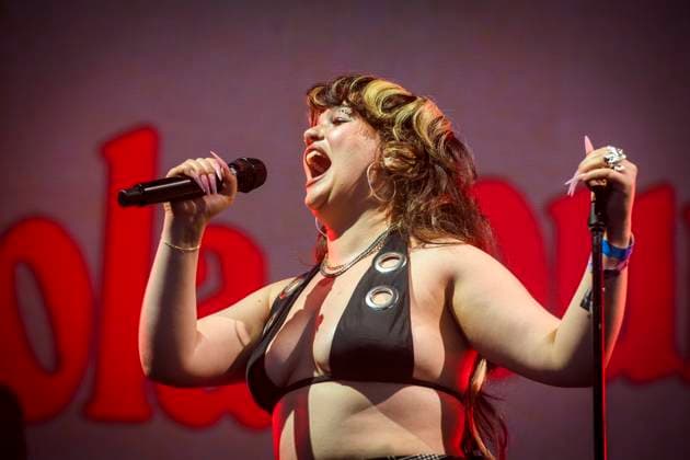 Entertainment Themen der Woche KW26 Entertainment Bilder des Tages Lola Young in Glastonbury Festival 27 June 2025 Lola Young performs on tjhe Other Stage in Glastonbury Festival 2025 in Pilton, Somerset, 27 June 2025.., Credit:Tina Korhonen Avalon United Kingdom, Pilton, Pilton, Somerset  Copyright: xTinaxKorhonenx xAvalonx 1015620335
