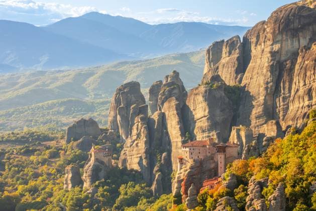 Berge von Thessalien und griechisches Felsenkloster Kalambaka Valley in the Greek Mountains of Thessaly. Sunny summer day. Monastery on the rocks of Meteora (License=RF) Copyright: xZoonar.com MikexPavlovx 23521317