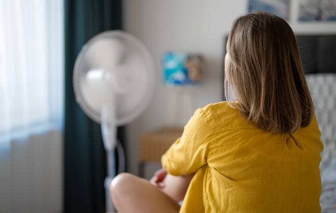 IMAGO Creative, Gesellschaft, Leisure Sickness Frau leidet unter extremer Sommerhitze in einem Haus. Woman suffering from extreme summer heat indoors. (License=RF) ,model released, Symbolfoto Copyright: xZoonar.com DmitrixMarutax 23538203 ,model released, Symbolfoto ,property released