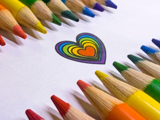 Buntstifte gepaart mit Farbverlaufsherzen in einem kreativen Bogenlayout Colored pencils arranged in rainbow order around a heart symbol. Symbolic and creative concept representing love, LGBTQ+ pride, diversity, unity, and inclusion. (License=RF) Copyright: xZoonar.com KellyxDengesx 23598991