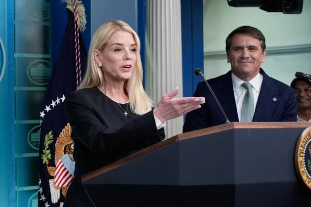 June 27, 2025, Washington, District Of Columbia, USA: United States Attorney General Pam Bondi and US Deputy Attorney General Todd Blanche at a press briefing after the US Supreme Court ruling in the James S Brady Press Briefing Room of the White House in Washington, DC, US, on June 27, 2025 Washington USA - ZUMAs152 20250627_faa_s152_058 Copyright: xYurixGripasx-xPoolxviaxCNPx