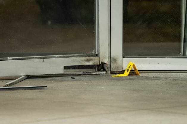 News Bilder des Tages June 27, 2025, Vancouver, Bc, CANADA: Residue from an explosion is pictured outside of MLA Bowinn Ma s office in North Vancouver, B.C. on Friday, June 27, 2025. Vancouver CANADA  - ZUMAc35_ 20250627_zaf_c35_015 Copyright: xEthanxCairnsx