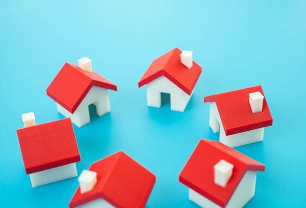 Der Kreis der Häuser. Gemeinschaft und Nachbarschaft. Suche und Kauf von Wohnungen. Immobilienmarkt. Immobiliensuche, gemeinschaftliches Wohnen oder genossenschaftliche Immobilienentwicklung. Der Kreis der Häuser. Gemeinschaft und Nachbarschaft. Suche und Kauf von Wohnungen. Immobilienmarkt. Immobiliensuche, gemeinschaftliches Wohnen oder genossenschaftliche Immobilienentwicklung. (License=RF) Copyright: xZoonar.com AndriixYalanskyix 23641364