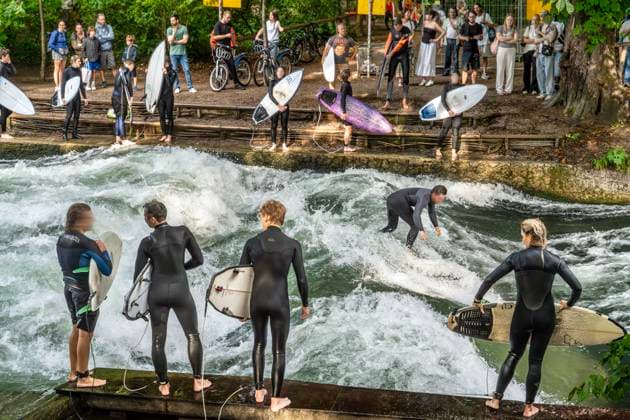 News Themen der Woche KW26 Bilder des Jahres 2025, News 06 Juni News Bilder des Tages Münchner Eisbachwelle nach über zwei Monaten wieder freigegeben, Andrang von Surfern und Schaulustigen am Eröffnungstag, im April war eine Surferin tödlich verunglückt, München, 27. Juni 2025 Deutschland, München, 27. Juni 2025, Münchner Eisbachwelle heute nach über zwei Monaten wieder freigegeben zum Surfen, nach tödlichem Unfall einer Surferin im April war sie gesperrt, die Ursache für das Unglück konnte nicht geklärt werden, heute am ersten Tag der Öffnung gab es normalen Andrang von Surfern und Schaulustigen, River Surfing am Rand des Englischen Gartens, Sport, Bayern, bayerisch, *** Munichs Eisbach wave reopened after more than two months, crowds of surfers and onlookers on opening day, a surfer was killed in an accident