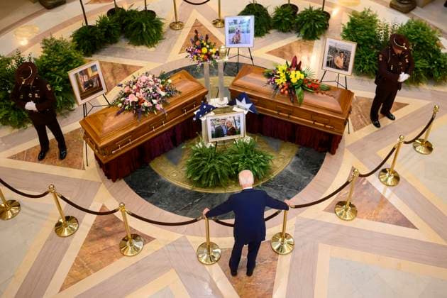 Bilder des Jahres 2025, News 06 Juni News Bilder des Tages June 27, 2025, St. Paul, Minn, USA: Former U.S. President Joe Biden pays his respects in the Minnesota Capitol Rotunda for Speaker Emerita Melissa Hortman, her husband Mark and their Golden Retriever Gilbert as they laid in state on Friday, June 27, 2025, at the State Capitol in St. Paul, Minnesota. St. Paul USA - ZUMAm67_ 20250627_zaf_m67_010 Copyright: xAaronxLavinskyx