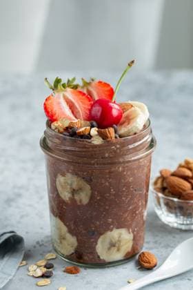 IMAGO Creative, Food, High Protein Frühstück Schoko-Overnight-Oats mit frischen Beeren, Banane und Nüssen Schoko-Overnight-Oats mit frischen Beeren, Banane und Nüssen (License=RF) Copyright: xZoonar.com Anna_Shepulovax 23654534