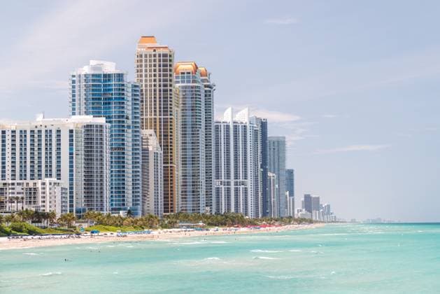 Moderne Skyline von Miami mit hoch aufragenden Wolkenkratzern, tropischem Flair und Blick aufs Wasser Moderne Skyline von Miami mit hoch aufragenden Wolkenkratzern, tropischem Flair und Blick aufs Wasser (License=RF) Copyright: xZoonar.com EvgenyxKarandaevx 23654864