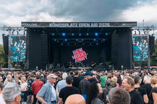 New Model Army live bei einem Konzert auf dem Königsplatz. München, 27.06.2025