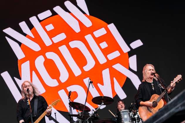Dean White, Michael Dean und Justin Sullivan von New Model Army live bei einem Konzert auf dem Königsplatz. München, 27.06.2025