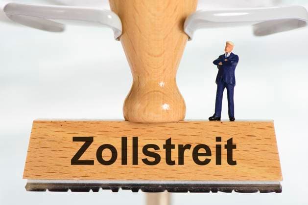 Zollstreit zwischen USA und EU Ein Holzstempel ist beschriftet mit dem Aufdruck Zollstreit, zwischen USA, Europa und Deutschland *** Customs dispute between USA and EU A wooden stamp is labeled with the words Customs dispute, between USA, Europe and Germany