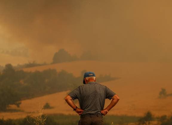 News Themen der Woche KW26 News Bilder des Tages Efforts continue to contain wildfire spreading from Turkiye s Sakarya to Bilecik BILECIK, TURKIYE - JUNE 28: Smoke rises as aerial and ground firefighting operations continue in Bilecik, Turkiye, on June 28, 2025. The forest fire, which initially broke out in Tarakli district of Sakarya, has spread toward Bilecik’s rural areas, prompting ongoing emergency response. Fatih Capkin Anadolu Bilecik Turkey. Editorial use only. Please get in touch for any other usage.  Copyright: x2025xAnadoluxFatihxCapkinx