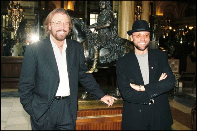 ARCHIVES - LES FRERES GIBB BARRY ET MAURICE DU GROUPE BEE GEES, LORS DE LA CEREMONIE DES WORLD MUSIC AWARDS A MONACO EN 1997 Monaco *** ARCHIVES THE GIBB BARRY AND MAURICE BROTHERS OF THE BEE GEES GROUP, AT THE WORLD MUSIC AWARDS CEREMONY IN MONACO IN 1997 Monaco  Copyright: xMAXxCOLINx xBESTIMAGExMAXxCOLINx xBESTIMAGEx