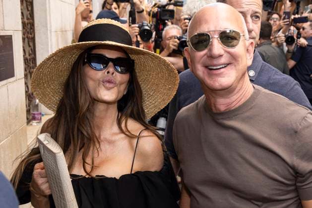 Entertainment Themen der Woche KW26 Entertainment Bilder des Tages Newly Wed Jeff Bezos and Lauren Sanchez leave Harry’s Bar in Venice VENICE, ITALY - JUNE 28: Jeff Bezos, Lauren Sanchez leave Harry’s Bar where Jeff and Lauren offered a cocktail to their guests at ahead of the wedding of Jeff Bezos and Lauren Sanchez on June 28, 2025 in Venice, Italy. Photo by Marco Piovanotto ABACAPRESS.COM Venice Italy  Copyright: xPiovanottoxMarco ABACAx