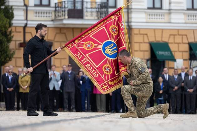 News Themen der Woche KW26 News Bilder des Tages Ukrainian President, Volodymyr Zelenskyy, awards distinguished individuals the highest state awards Ukrainian President, Volodymyr Zelenskyy, awards distinguished individuals the highest state awards on the occasion of Ukraine s Constitution Day, in Ukraine, on June 28, 2025. Photo by PRESIDENT OF UKRAINE apaimages Ukraine Ukraine Ukraine 280625_Ukraine_UPO_00(22).jpeg Copyright: xapaimagesxPRESIDENTxOFxUKRAINEx xapaimagesx