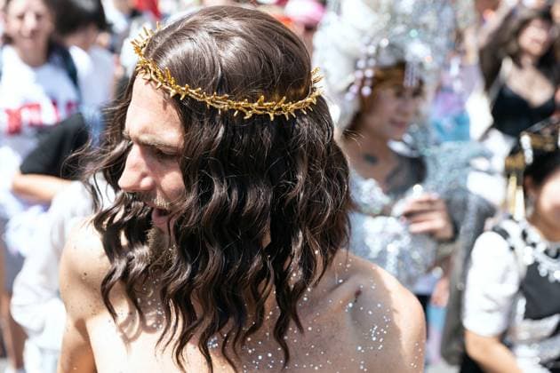 News Themen der Woche KW26 News Bilder des Tages Pride March 2025 - Paris A protester dressed as Jesus, parading. To mark its 25th anniversary, Inter-LGBT is organizing a pride march to give visibility to homosexual, bisexual, queer, transgender and other people and to demand freedom and equality of sexual orientations and gender identities, on june 28, 2025 in Paris. Photo by Christophe Michel ABACAPRESS.COM Paris ILE DE FRANCE France  Copyright: xMichelxChristophe ABACAx