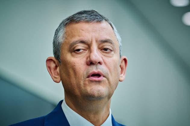 SPD-Bundesparteitag - Özgür Özel EUR, Deutschland, Berlin, 28.06.2025: Özgür Özel von der CHP - Cumhuriyet Halk. Auf dem Bundesparteitag der Sozialdemokraten diskutiert die Basis mit der Parteiführung das Ergebnis der Bundestagswahl. Einige Themen sind schon im Vorfeld des Parteitages umstritten: Verteidigungsausgaben, Mindestlohn, Wehrpflicht, AfD-Verbotsverfahren sowie Gesprächsversuche mit Russland. Am Eröffnungstag erfolgt die Wahl der Parteivorsitzenden und ihrer Stellvertreterinnen und Stellvertreter sowie einer Generalsekretärin oder eines Generalsekretärs. *** SPD Federal Party Conference Özgür Özel EUR, Germany, Berlin, 28 06 2025 Özgür Özel from the CHP Cumhuriyet Halk At the Federal Party Conference of the Social D