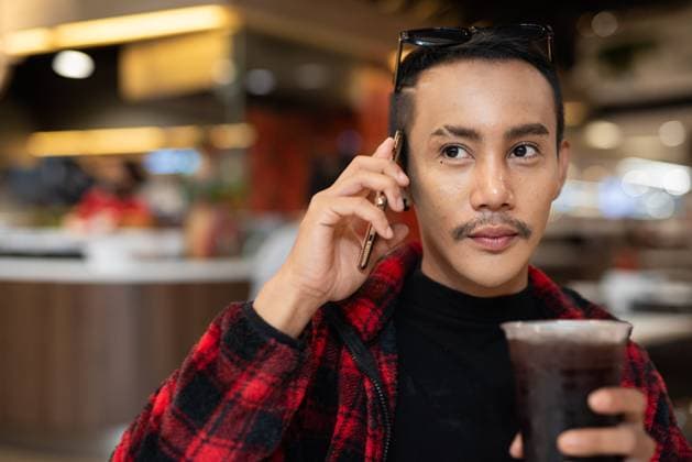 IMAGO Creative, Food, Trend, Iced Coffee Porträt eines jungen asiatischen schwulen Mannes mit nichtbinärem Geschlecht, der mit dem Telefon telefoniert Porträt eines jungen asiatischen schwulen Mannes mit nichtbinärem Geschlecht, der mit dem Telefon telefoniert (License=RF) ,model released, Symbolfoto Copyright: xZoonar.com TonixRantalax 23669767 ,model released, Symbolfoto ,property released