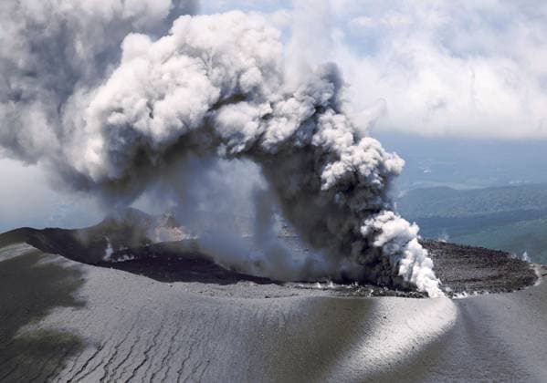 News Themen der Woche KW26 Bilder des Jahres 2025, News 06 Juni Mt. Shinmoe eruption in southwestern Japan Photo taken from a Kyodo News helicopter shows volcanic smoke billowing from Mt. Shinmoe, straddling Miyazaki and Kagoshima prefectures in southwestern Japan, on June 28, 2025.  A14AA0004690664P