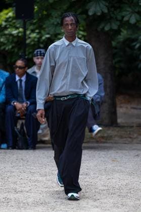 Défilé White Mountaineering de la mode homme Printemps Été 2026 dans le cadre de la Fashion Week de Paris Défilé White Mountaineering de la mode homme Printemps Été 2026 dans le cadre de la Fashion Week de Paris, France, le 28 juin 2025 Sébastien Fremont Bestimage A model, faashion detail, walks the runway during the White Mountaineering Menswear Spring Summer 2026 show as part of Paris Fashion Week on June 28, 2025 in Paris, France Paris France  Copyright: xSebastienxFremontx xBestimagexSebastienxFremontx xBestimagex