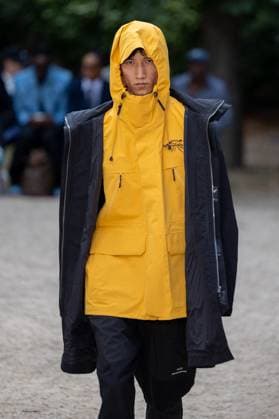 Défilé White Mountaineering de la mode homme Printemps Été 2026 dans le cadre de la Fashion Week de Paris Défilé White Mountaineering de la mode homme Printemps Été 2026 dans le cadre de la Fashion Week de Paris, France, le 28 juin 2025 Sébastien Fremont Bestimage A model, faashion detail, walks the runway during the White Mountaineering Menswear Spring Summer 2026 show as part of Paris Fashion Week on June 28, 2025 in Paris, France Paris France  Copyright: xSebastienxFremontx xBestimagexSebastienxFremontx xBestimagex