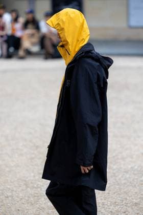 Défilé White Mountaineering de la mode homme Printemps Été 2026 dans le cadre de la Fashion Week de Paris Défilé White Mountaineering de la mode homme Printemps Été 2026 dans le cadre de la Fashion Week de Paris, France, le 28 juin 2025 Sébastien Fremont Bestimage A model, faashion detail, walks the runway during the White Mountaineering Menswear Spring Summer 2026 show as part of Paris Fashion Week on June 28, 2025 in Paris, France Paris France  Copyright: xSebastienxFremontx xBestimagexSebastienxFremontx xBestimagex