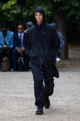 Défilé White Mountaineering de la mode homme Printemps Été 2026 dans le cadre de la Fashion Week de Paris Défilé White Mountaineering de la mode homme Printemps Été 2026 dans le cadre de la Fashion Week de Paris, France, le 28 juin 2025 Sébastien Fremont Bestimage A model, faashion detail, walks the runway during the White Mountaineering Menswear Spring Summer 2026 show as part of Paris Fashion Week on June 28, 2025 in Paris, France Paris France  Copyright: xSebastienxFremontx xBestimagexSebastienxFremontx xBestimagex