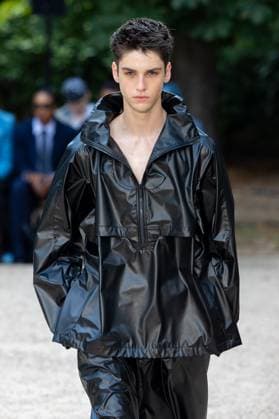 Défilé White Mountaineering de la mode homme Printemps Été 2026 dans le cadre de la Fashion Week de Paris Défilé White Mountaineering de la mode homme Printemps Été 2026 dans le cadre de la Fashion Week de Paris, France, le 28 juin 2025 Sébastien Fremont Bestimage A model, faashion detail, walks the runway during the White Mountaineering Menswear Spring Summer 2026 show as part of Paris Fashion Week on June 28, 2025 in Paris, France Paris France  Copyright: xSebastienxFremontx xBestimagexSebastienxFremontx xBestimagex