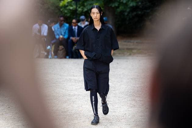 Défilé White Mountaineering de la mode homme Printemps Été 2026 dans le cadre de la Fashion Week de Paris Défilé White Mountaineering de la mode homme Printemps Été 2026 dans le cadre de la Fashion Week de Paris, France, le 28 juin 2025 Sébastien Fremont Bestimage A model, faashion detail, walks the runway during the White Mountaineering Menswear Spring Summer 2026 show as part of Paris Fashion Week on June 28, 2025 in Paris, France Paris France  Copyright: xSebastienxFremontx xBestimagexSebastienxFremontx xBestimagex