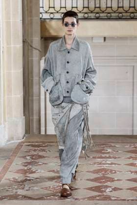 Défilé Ziggy Chen de la mode homme Printemps Été 2026 dans le cadre de la Fashion Week de Paris A model walks the runway during the Ziggy Chen Homme Ready to Wear Spring Summer 2026 fashion show as part of the Paris Menswear Fashion Week on June 28, 2025 in Paris, France Paris France  Copyright: xAgencex xBestimagexAgencex xBestimagex