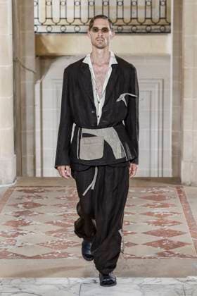 Défilé Ziggy Chen de la mode homme Printemps Été 2026 dans le cadre de la Fashion Week de Paris A model walks the runway during the Ziggy Chen Homme Ready to Wear Spring Summer 2026 fashion show as part of the Paris Menswear Fashion Week on June 28, 2025 in Paris, France Paris France  Copyright: xAgencex xBestimagexAgencex xBestimagex