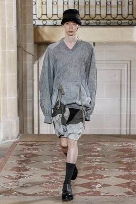 Défilé Ziggy Chen de la mode homme Printemps Été 2026 dans le cadre de la Fashion Week de Paris A model walks the runway during the Ziggy Chen Homme Ready to Wear Spring Summer 2026 fashion show as part of the Paris Menswear Fashion Week on June 28, 2025 in Paris, France Paris France  Copyright: xAgencex xBestimagexAgencex xBestimagex