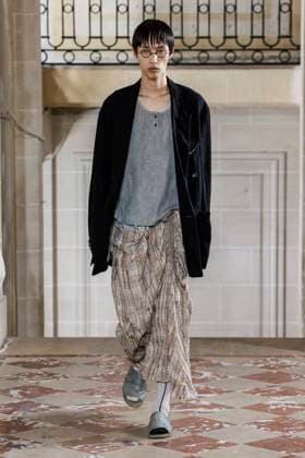 Défilé Ziggy Chen de la mode homme Printemps Été 2026 dans le cadre de la Fashion Week de Paris A model walks the runway during the Ziggy Chen Homme Ready to Wear Spring Summer 2026 fashion show as part of the Paris Menswear Fashion Week on June 28, 2025 in Paris, France Paris France  Copyright: xAgencex xBestimagexAgencex xBestimagex