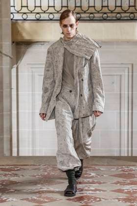 Défilé Ziggy Chen de la mode homme Printemps Été 2026 dans le cadre de la Fashion Week de Paris A model walks the runway during the Ziggy Chen Homme Ready to Wear Spring Summer 2026 fashion show as part of the Paris Menswear Fashion Week on June 28, 2025 in Paris, France Paris France  Copyright: xAgencex xBestimagexAgencex xBestimagex